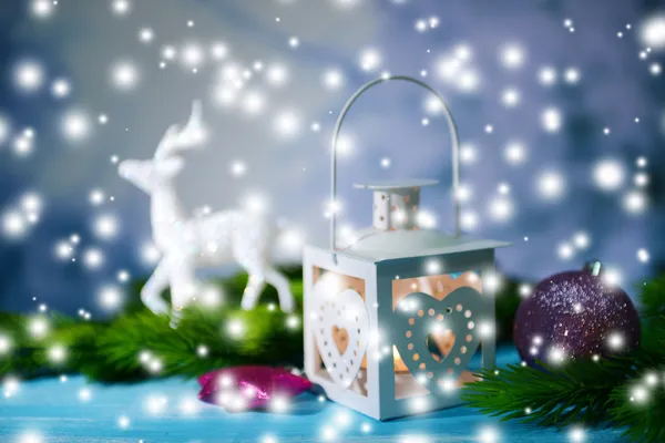Рождественский фонарь, елка и украшения на светлом фоне — стоковое фото