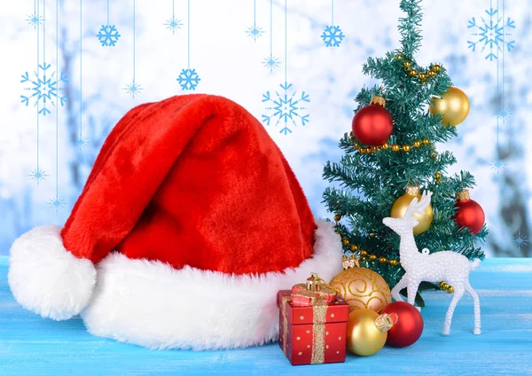 Jul hatt med julpynt på bordet på ljus bakgrund — Stockfoto