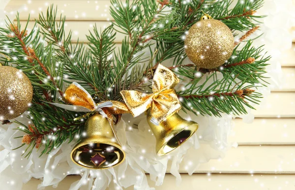 木製の背景にクリスマスの花輪 — ストック写真