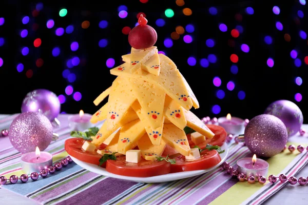 Noel ağacı gelen koyu arka plan üzerinde tablo peynir — Stok fotoğraf