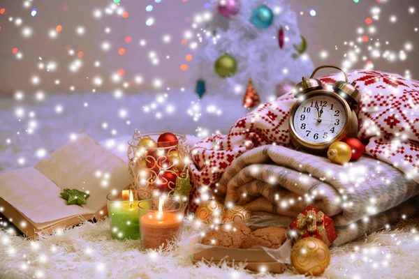 Composición con cuadros, velas y decoraciones navideñas, sobre alfombra blanca sobre fondo brillante — Foto de Stock