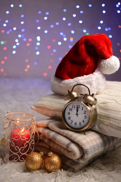 Composition avec plaids, bougies et décorations de Noël, sur tapis blanc sur fond lumineux — Photo