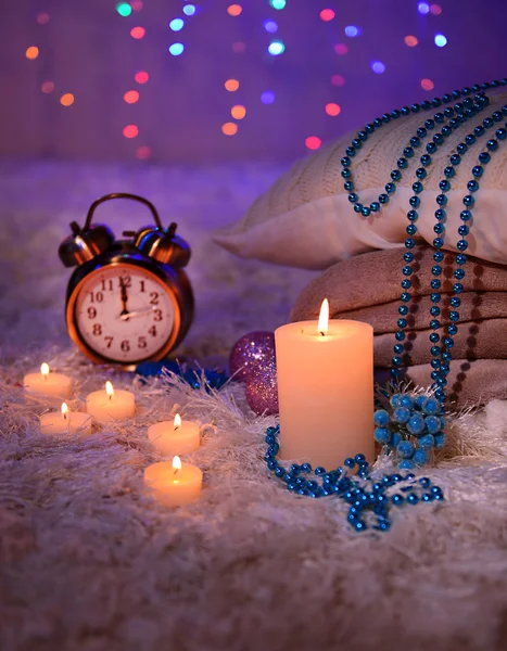 Composition avec plaids, bougies et décorations de Noël, sur tapis blanc sur fond lumineux — Photo