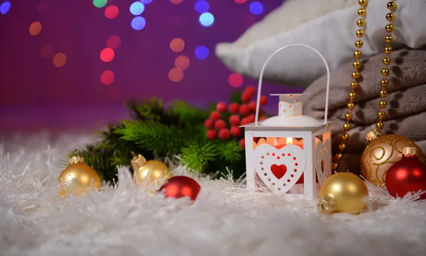 Samenstelling met plaids, kaarsen en kerstversiering, op witte tapijt op lichte achtergrond — Stockfoto