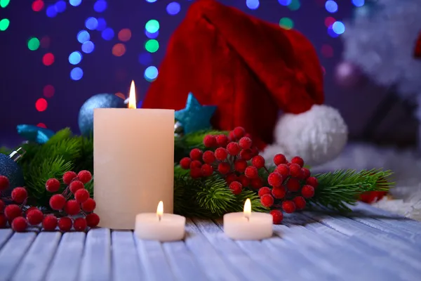 Kerzen und Weihnachtsdekoration auf hellem Hintergrund — Stockfoto
