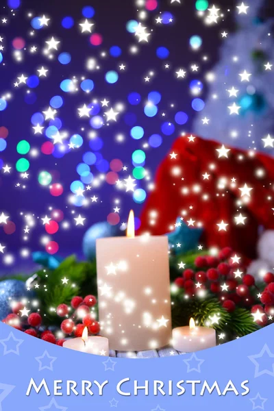 Svíčky a Vánoční dekorace na světlé pozadí — Stock fotografie