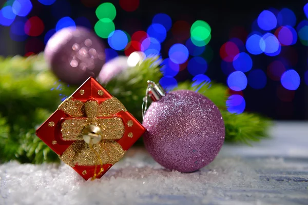 Julpynt på träbord, på ljus bakgrund — Stockfoto