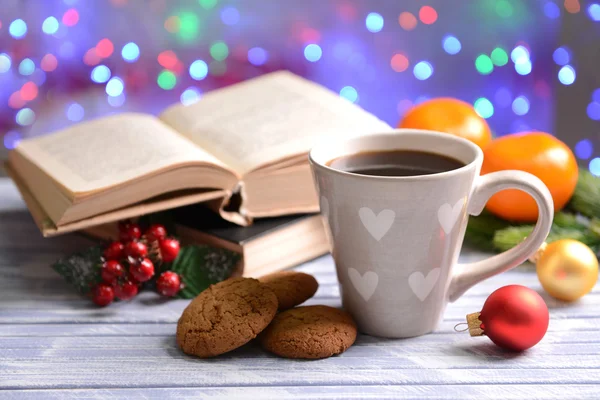 Composición del libro con taza de café y decoraciones navideñas en la mesa sobre fondo brillante — Foto de Stock