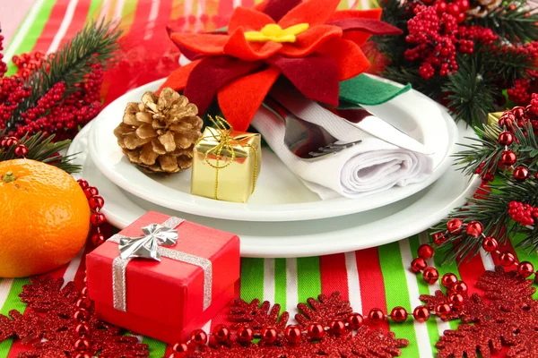 Kerst tabel instelling met feestelijke decoraties close-up — Stockfoto