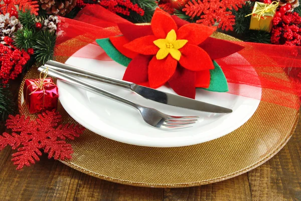 Cenário de mesa de Natal com decorações festivas close-up — Fotografia de Stock