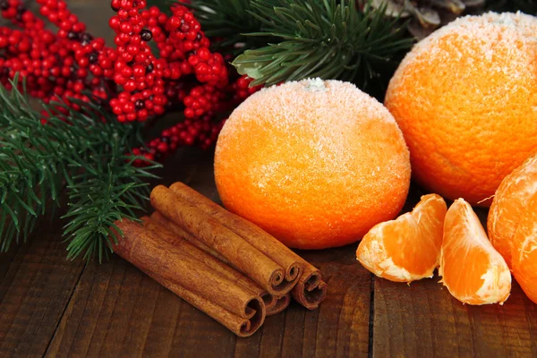 Новорічна композиція з матовими стиглими мандаринами на дерев'яному фоні — стокове фото