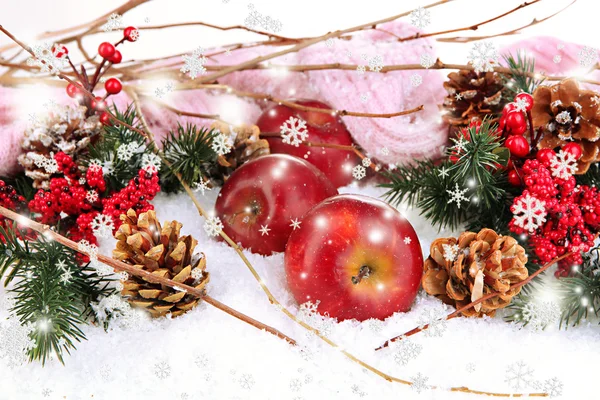 Rode appels met fir takken en gebreide sjaal in sneeuw close-up — Stockfoto