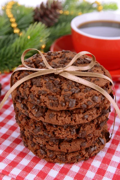 Biscotti dolci con tazza di tè sul tavolo primo piano — Foto Stock