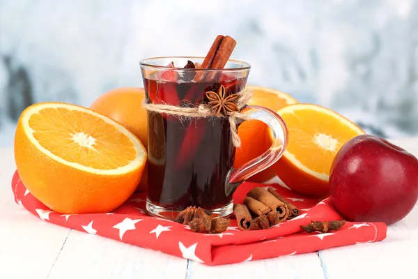 Fragrant mulled wine in glass on napkin on winter background — Stock Photo, Image