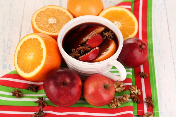 Geurige glühwein in kom op houten tafel close-up — Stockfoto