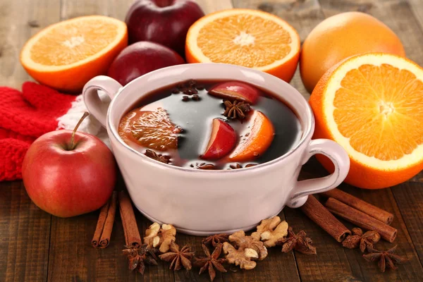 Fragrant mulled wine in pan on wooden table close-up — Stock Photo, Image