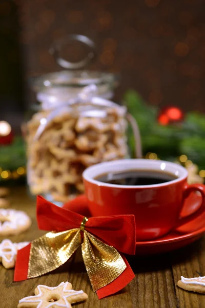 Deliciosas galletas de Navidad en tarro sobre mesa sobre fondo marrón —  Fotos de Stock