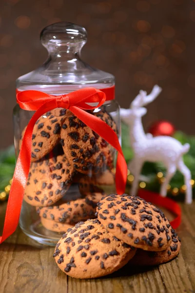 Leckere Weihnachtsplätzchen im Glas auf dem Tisch auf braunem Hintergrund — Stockfoto