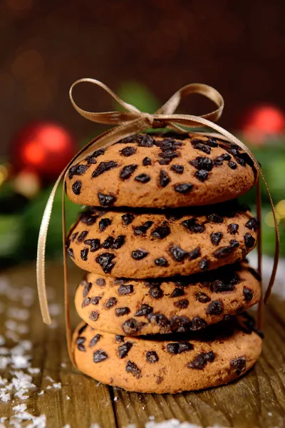 Deliciosas galletas de Navidad en tarro sobre mesa sobre fondo marrón —  Fotos de Stock