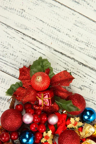 Brinquedos de Natal e decoração em mesa de madeira close-up — Fotografia de Stock