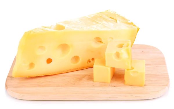 Нарізати сир на дерев'яній дошці ізольовано на білому — стокове фото