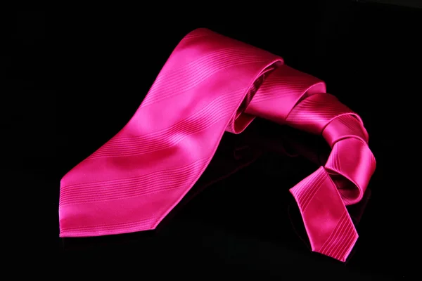 Elszigetelt fekete alapon rózsaszín nyakkendő — Stock Fotó
