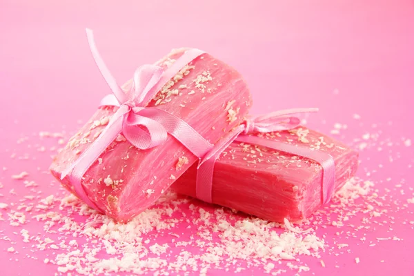 Естественное мыло ручной работы, на розовом фоне — стоковое фото