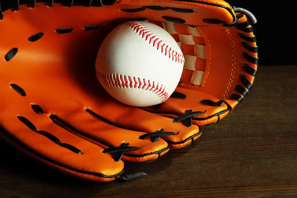 Beysbol eldiveni ve koyu arka plan üzerinde topu — Stok fotoğraf