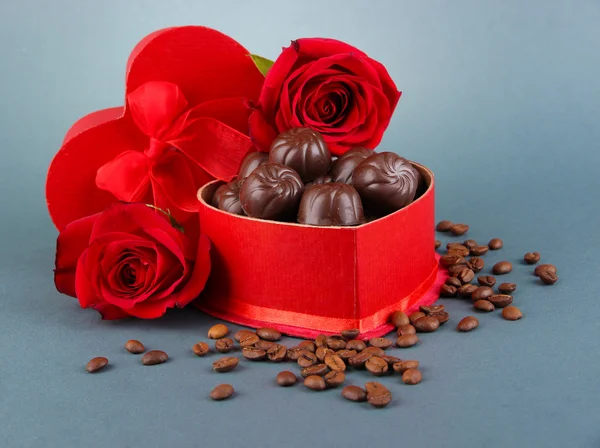 Cukorka, csokoládé ajándék doboz, a szürke háttér — Stock Fotó