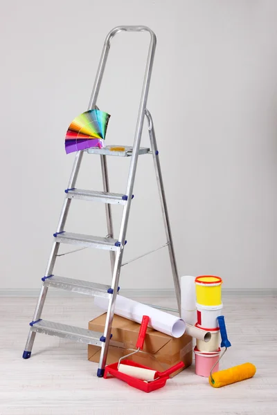 Escalera de metal y pintura en la habitación — Foto de Stock