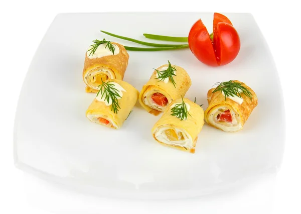 Rotoli d'uovo con crema di formaggio e paprika, su piatto, isolati su bianco — Foto Stock