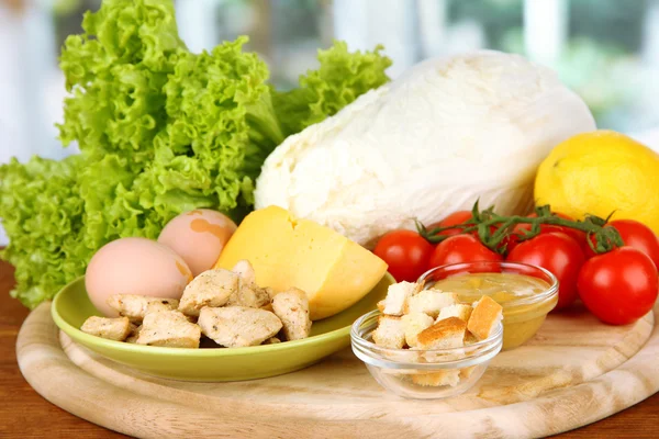 Ingrediënten voor Caesarsalade op lichte achtergrond — Stockfoto