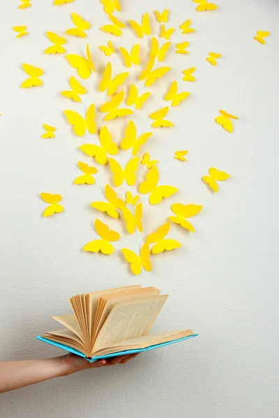 Papier gele vlinders vliegen uit boek — Stockfoto