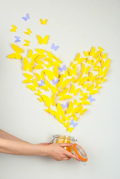 Papier papillon jaune en forme de coeur voler banque — Photo