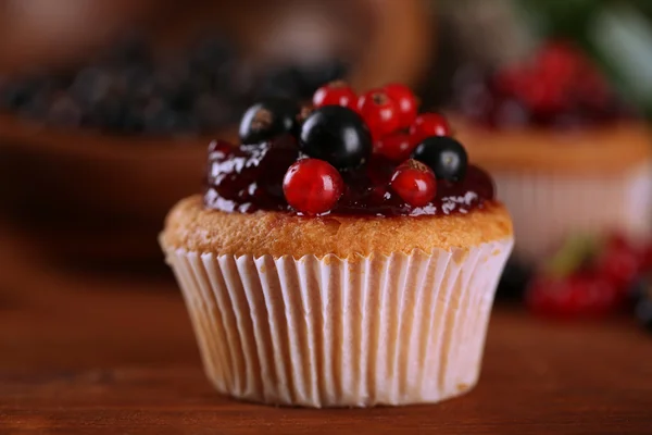 Chutné muffin s plody na dřevěný stůl — Stock fotografie