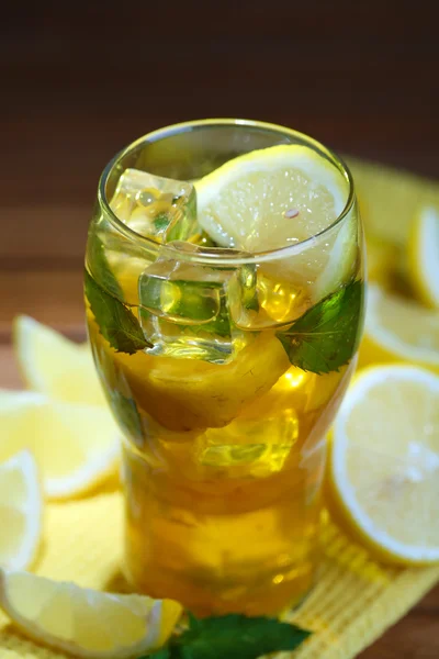 Té helado con limón y menta sobre mesa de madera — Foto de Stock