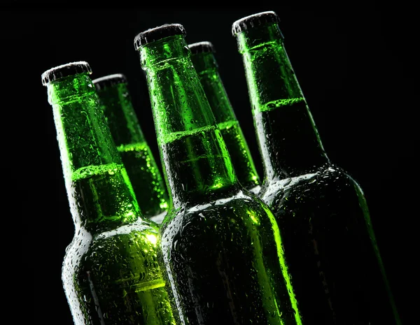Butelki do piwa na czarnym tle — Zdjęcie stockowe