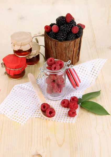 成熟的树莓和黑莓对木制表特写 — 图库照片