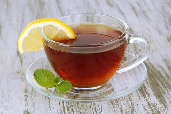 Tasse Tee mit Zitrone auf dem Tisch in Großaufnahme — Stockfoto