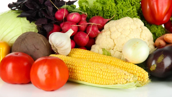 Verschillende groenten op witte achtergrond — Stockfoto