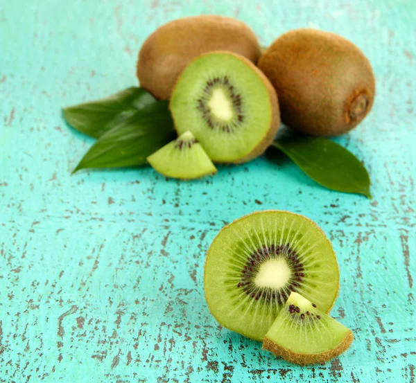 Kiwi mûr sur table en bois bleu close-up — Photo