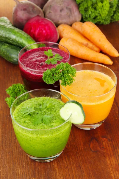 Jugos de verduras frescas en primer plano de la mesa — Foto de Stock