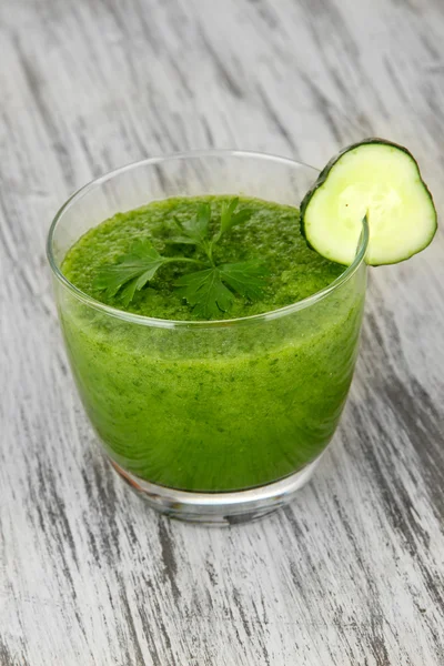 绿色蔬菜汁对表特写 — 图库照片