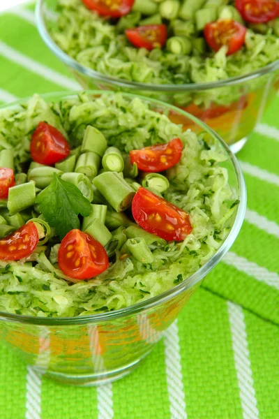 Ensalada sabrosa con verduras frescas —  Fotos de Stock