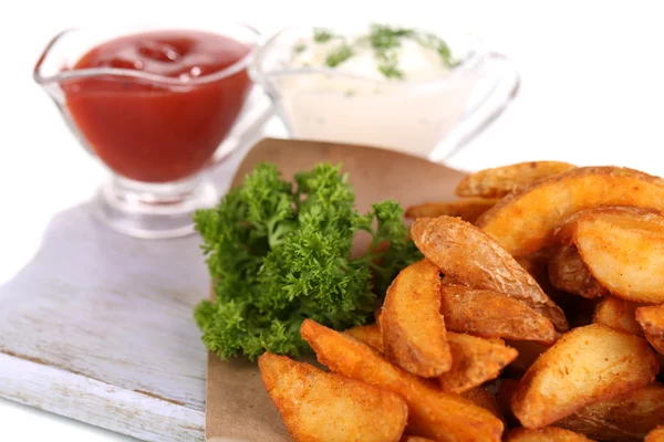 Huis aardappelen op calqueerpapier op houten bord geïsoleerd op wit — Stockfoto