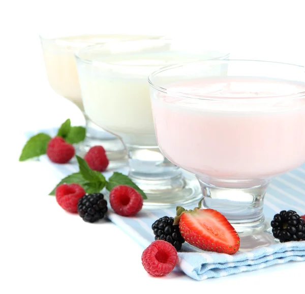 Вкусный йогурт с ягодами, изолированными на белом — стоковое фото