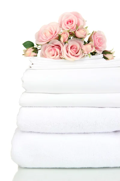 Stapel sauberer Bettwäsche isoliert auf weiß — Stockfoto