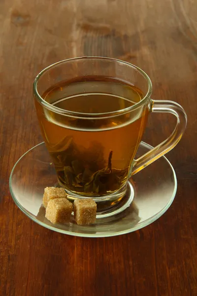 Przezroczyste filiżankę zielonej herbaty z cukrem na drewniane tła — Zdjęcie stockowe
