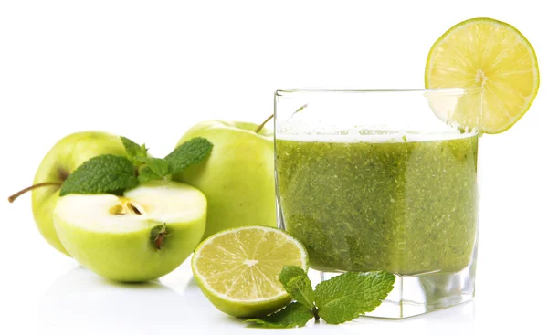 Стакан зеленого овощного сока с яблоком и лаймом изолированы на белом — стоковое фото