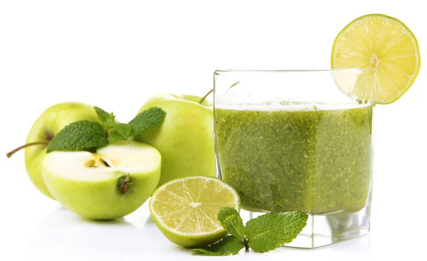 Bicchiere di succo di verdura verde con mela e lime isolato su bianco — Foto Stock